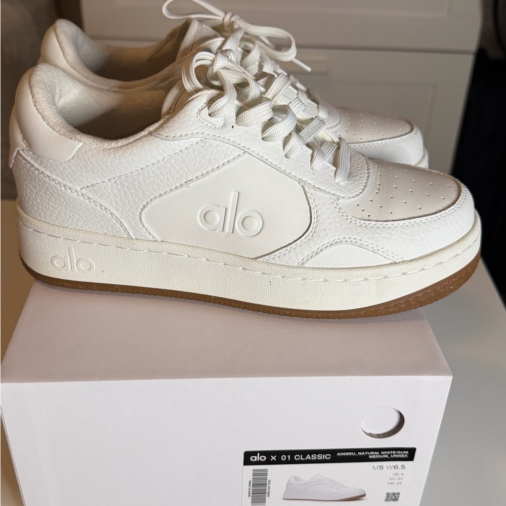 ALO Yoga Recovery Mode shoes in white